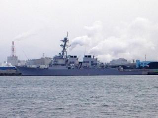 八戸港に寄港したイージス艦の写真