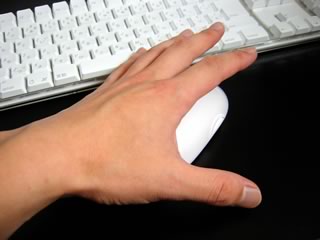 MacのBluetoothマウスを手に持ってみると、mdにはチト小さい